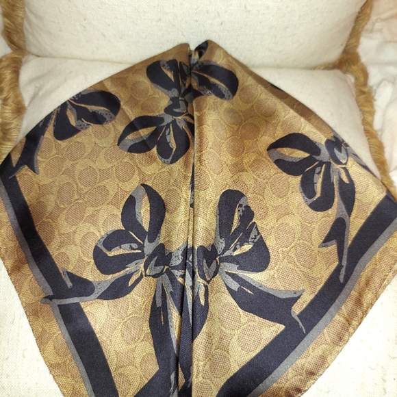 Coach NWT Signature Square Silk Bow Scarf in Medium Khaki and Black 23"Sq - Picture 7 of 14